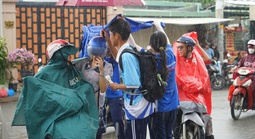 Mưa bất chợt, học sinh vẫn đội mưa tiếp sức thí sinh