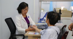 Rong kinh ở tuổi 64, người phụ nữ bất ngờ khi nhận kết quả khám