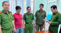 Phá đường dây sản xuất hơn 27.000 chai dầu gió giả, bắt tạm giam 2 người