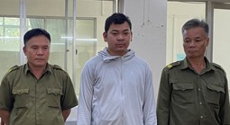 Khởi tố thanh niên dùng bạt che biển số xe rồi tạt sơn nhà hàng xóm