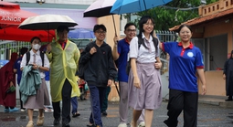 Mưa lớn trước ngày thi, sĩ tử TPHCM thấp thỏm nỗi lo đến muộn