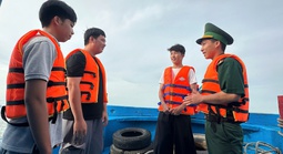 Chuyến đò đặc biệt đưa 30 sĩ tử "vượt sóng" đi thi tốt nghiệp THPT