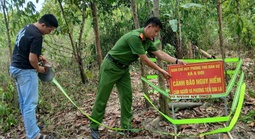 Chạm mặt "vật thể lạ" trong rẫy, người dân lập tức trình báo