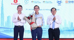 BÁO NGƯỜI LAO ĐỘNG TRAO GIẢI BA CUỘC THI VIẾT: Cuộc "đối thoại" bất ngờ, đầy cảm xúc