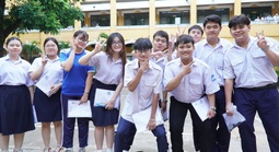 Thí sinh TPHCM rạng rỡ, tự tin bước vào môn thi đầu tiên