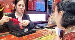 Chuyên gia lý giải vì sao giá vàng "ngủ dậy" giảm hàng triệu đồng mỗi lượng