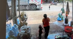 Bé trai 3 tuổi bị xe tải tông tử vong khi chạy qua đường