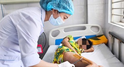 Sốt cao, đau chân, bé trai 11 tuổi suýt tàn phế vì tụ cầu vàng