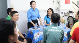 LĐLĐ TPHCM trao quà từ Đại hội XIV Công đoàn Việt Nam đến đoàn viên - lao động khó khăn