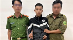 Tạm giữ kẻ tấn công cha ruột, gây thương tích cán bộ công an