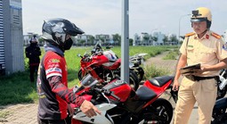 Đi tuần tra, CSGT TPHCM phát hiện nhóm người điều khiển mô tô phân khối lớn "duyệt tay lái"
