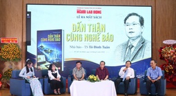RA MẮT SÁCH “DẤN THÂN CÙNG NGHỀ BÁO” CỦA NHÀ BÁO - TS TÔ ĐÌNH TUÂN: Dấn thân để phụng sự xã hội