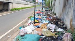 Rác thải tràn lan bên cầu Nam Lý