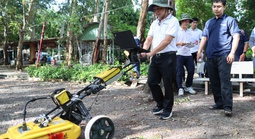 Dùng radar rà từng mét đất để tìm kiếm liệt sĩ chôn tại công viên Lê Thị Riêng