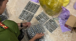 Ập vào căn nhà ở TPHCM, công an bắt giữ 5 người