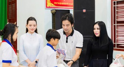 CEO, nghệ sĩ Kristine Thảo Lâm cùng các nghệ sĩ trao quà cho bà con nghèo Vĩnh Long