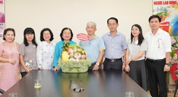 Nguyên Phó Chủ tịch nước Trương Mỹ Hoa thăm Báo Người Lao Động nhân Ngày 21-6
