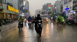 Bầu trời TPHCM tối sầm, mưa lớn kéo dài