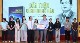 Phân bón Bình Điền tặng sách cho sinh viên báo chí - truyền thông