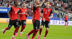 Đôi công kịch tính, Jordan thảm bại vì bàn phản lưới nhà