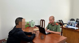 Công an làm việc với người đàn ông vì tương tác với trang Thoibao.de