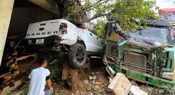 Xe tải mất lái tông trúng ô tô đậu bên đường, bật gốc cây lộc vừng