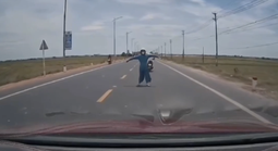 VIDEO: Hành động khó hiểu của một người phụ nữ ở Quảng Trị gây xôn xao