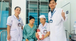 Cứu sản phụ bị băng huyết sau khi sinh con trên xe khách
