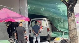 Vụ xe van tông cửa cuốn siêu thị mini ở TPHCM: Không có thiệt hại nghiêm trọng