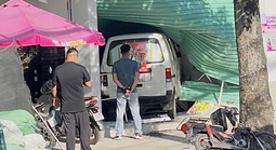 Tai nạn liên hoàn ở TPHCM, ô tô lao thẳng vào siêu thị mini