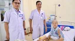Cứu đôi chân bé 6 tuổi mắc ung thư xương bằng khớp nhân tạo đặc biệt