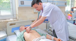 Nam thanh niên nhập viện sau nhiều giờ làm việc dưới nắng nóng