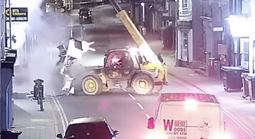 VIDEO: Lái xe nâng giật sập mặt tiền, bứng gọn máy ATM của ngân hàng tại Anh