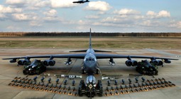 Mỹ biến đổi máy bay ném bom B-52 thành "xe tải tên lửa"