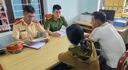 CLIP người phụ nữ nằm giữa đường chặn ô tô: Công an vào cuộc xử lý
