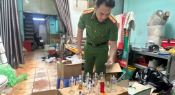 Công an TPHCM bắt 12 người sau khi kiểm tra một căn nhà