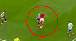 Thủ môn huyền thoại đòi huỷ bàn thắng kỷ lục của Messi