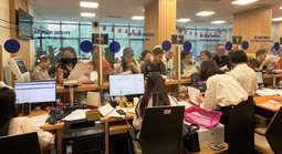 Nữ cán bộ "nhất quyết" yêu cầu cụ 97 tuổi đến phường làm thủ tục
