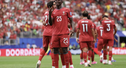 Ronaldo "làm xiếc" cả thế giới với màn đá phạt tinh quái