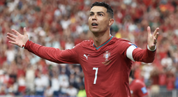 Ronaldo lập cú đúp lịch sử, Bồ Đào Nha đè bẹp Uzbekistan 5-0