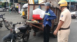 Nhiều xe máy kéo theo thùng chở rác bị CSGT TPHCM xử lý