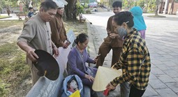 Phát hiện bé trai sơ sinh cùng lá thư của mẹ trước cổng chùa Hoằng Phúc