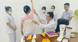 Trẻ vẹo cột sống vì điện thoại, máy tính bảng
