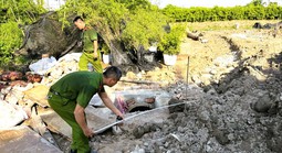 Hai người đàn ông đổ 177 tấn chất thải rắn lấp hàng trăm m2 đất công