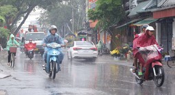 "Mưa vàng" giải nhiệt cho miền Bắc, miền Trung tiếp tục nắng nóng gay gắt tới trên 40 độ C