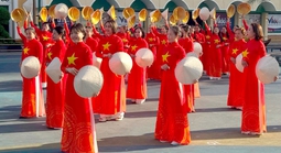 Đồng diễn dân vũ thể thao chào mừng 50 năm thành phố mang tên Bác