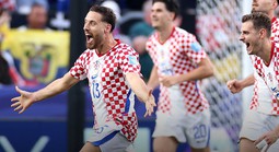 Croatia thắng nghẹt thở Ghana, xếp sau tuyển Anh ở bảng L