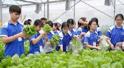 100 học sinh trải nghiệm nghề truyền thống và nông nghiệp công nghệ cao