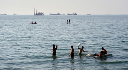 Chiến sự Trung Đông ngày 27-6: Bahrain hứng không kích, thêm tàu chở dầu bị tấn công ở Hormuz