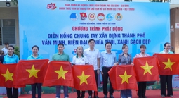 Phường Diên Hồng trao cờ Tổ quốc, cây xanh, suất ăn nghĩa tình đến người dân